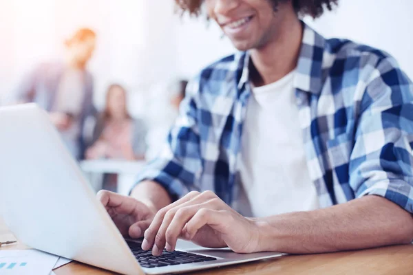 Primo piano di mani maschili che digitando messaggio — Foto Stock