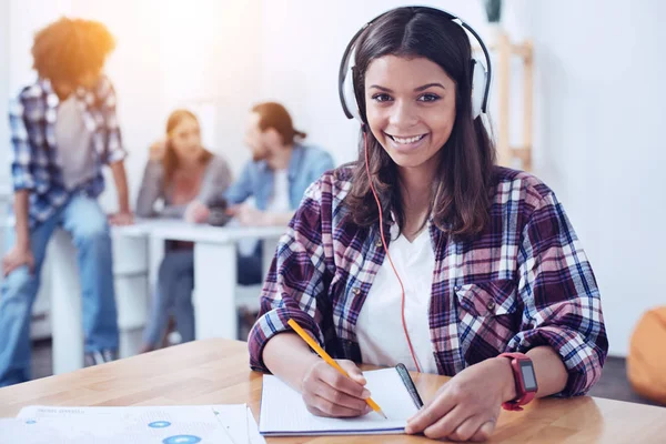 Affascinante ragazza ascolto canzone preferita — Foto Stock