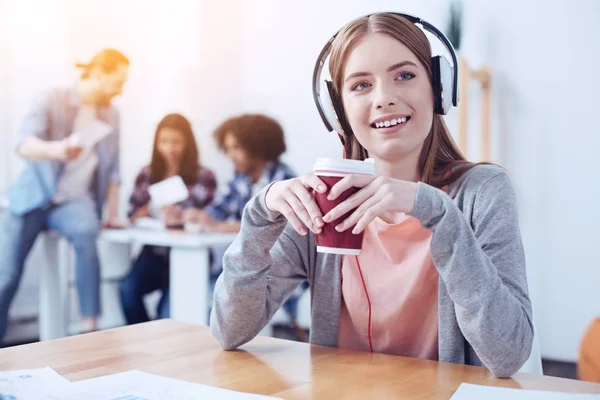 Positivo encantado feminino ouvir música — Fotografia de Stock