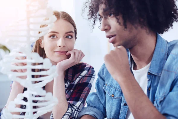 Ragazzo serio guardando il modello di DNA — Foto Stock