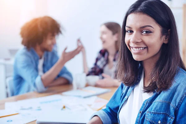 Portret ładny studentem, że pozowanie na kamery — Zdjęcie stockowe