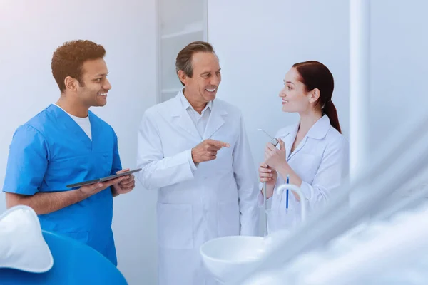 Stomatologo professionista che parla con i suoi assistenti — Foto Stock