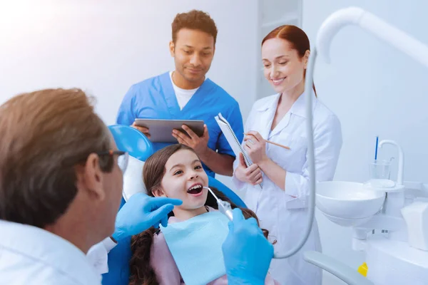 Dentista attento trattamento dente cattivo — Foto Stock