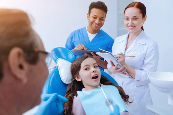 Ragazzo femminile positivo sdraiato con bocca aperta — Foto Stock