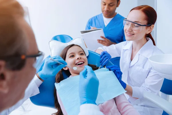 Bra Kvalitet Positiv Glad Assistent Som Sitter Nära Chair Med — Stockfoto