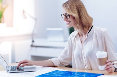 Dizüstü bilgisayar ekranına bakarak çok mutlu pozitif kadın