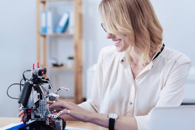 Neşeli güzel kadın robot arıyor