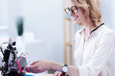 Onun smartphone robot üzerinde koyarak hoş güzel kadın