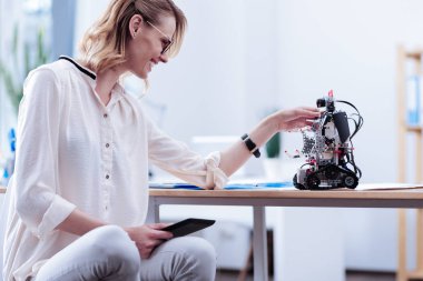 Onun robot dokunmadan mutlu güzel kadın