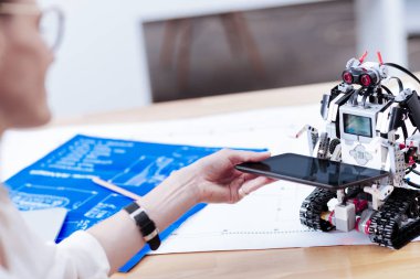 Modern tablet bir robot gösteriliyor