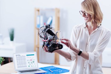Bir robot geliştirme olumlu akıllı kadın