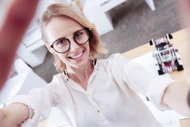 Bir selfie alarak neşeli akıllı kadın