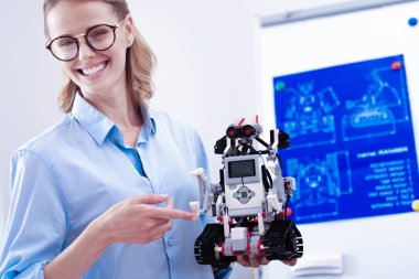 Bir robot holding neşeli akıllı mühendis