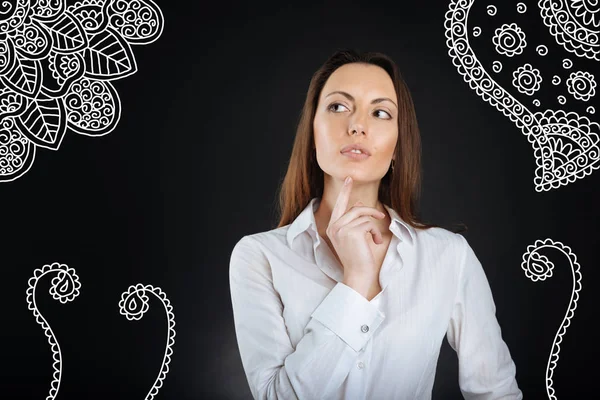 Calma segretaria toccando il mento mentre pensa — Foto Stock