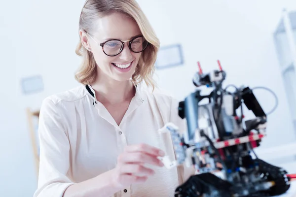 Glada smart kvinna som tittar på roboten — Stockfoto