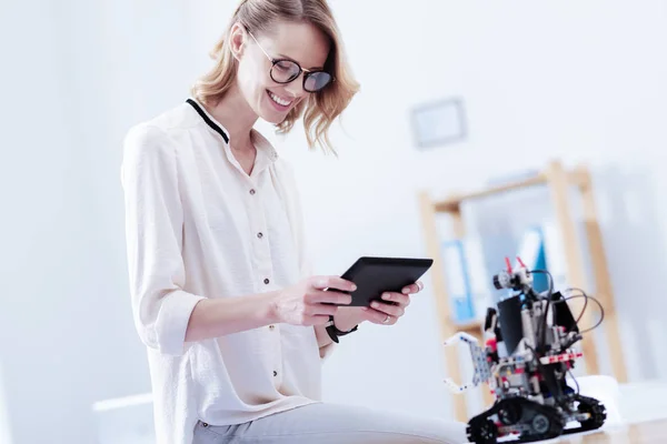 Glückliche schöne Frau mit einem Tablet — Stockfoto