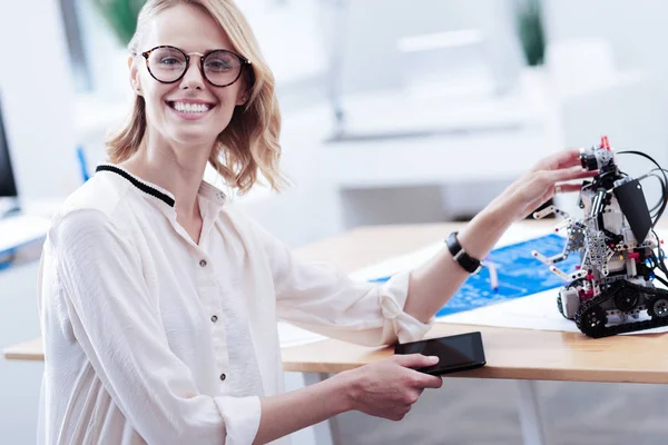 Sana bakarken olumlu çekici kadın