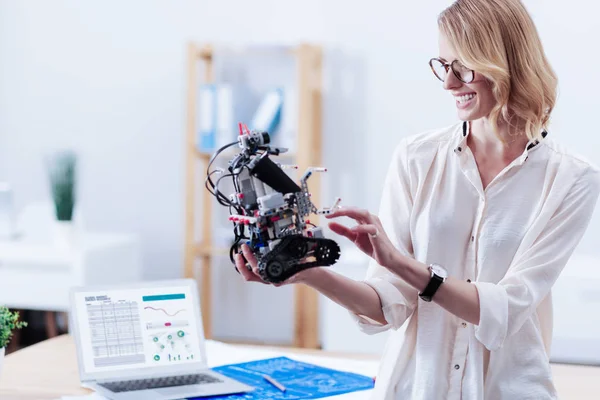 Wanita cerdas positif yang mengembangkan robot — Stok Foto