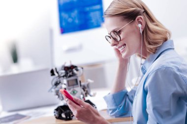 Müzik neşeli güzel kadın