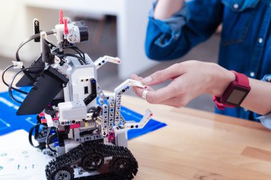 Bir robot dokunmadan güzel hoş kadın