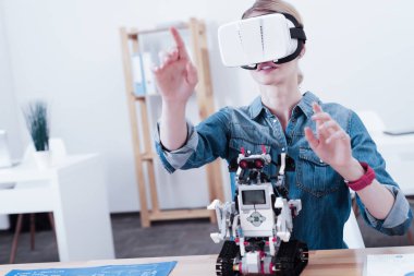 3D Gerçeklik yaşandığı güzel çekici kadın