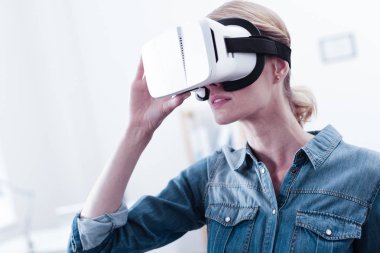 Onu 3d gözlük tutan ciddi akıllı kadın