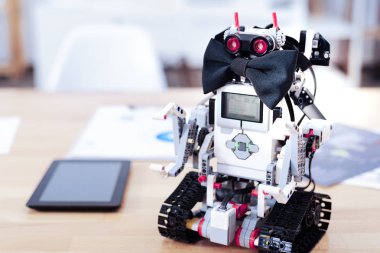 Güzel şirin robot bir papyon giyiyor