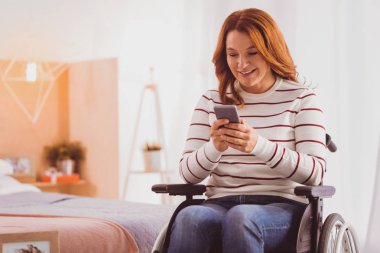 Gizemli erkek arkadaşı ileti yazmakta