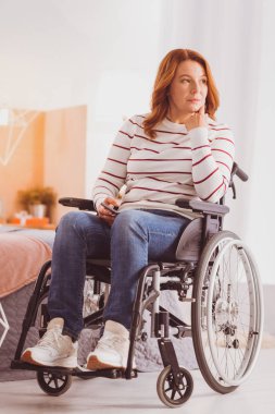 Düşünceli geçersiz kadın bir kenara arıyor