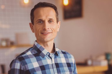 Bir kahve evde poz yakışıklı genç