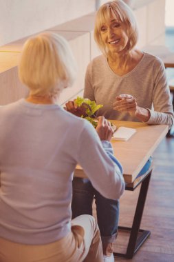 İki hoş büyükler düzeyinde ladies kafede öğle yemeği