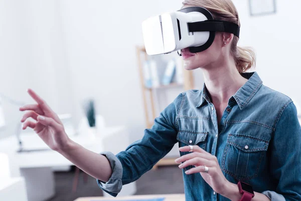 Piacevole donna bionda testare la tecnologia virtuale — Foto Stock