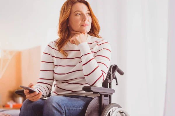 Hermosa hembra sentada en su silla de ruedas — Foto de Stock
