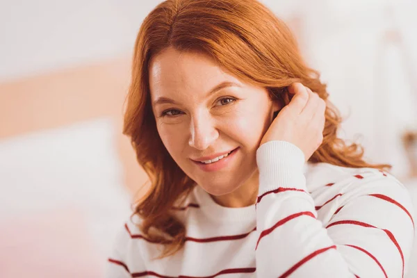 Bella persona femminile che si tocca i capelli — Foto Stock