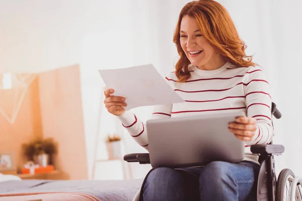 Alegre persona femenina analizando gráfico — Foto de Stock