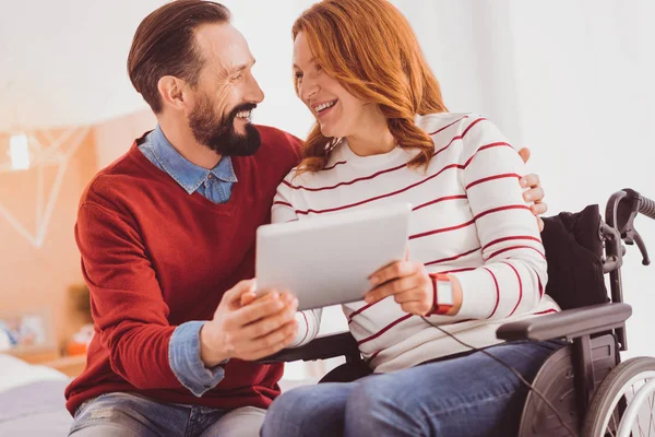 Aantrekkelijke ongeldige vrouw op zoek naar haar man — Stockfoto