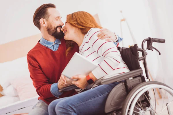 Des Relations Tendres Brune Joyeuse Gardant Les Yeux Fermés Tout — Photo