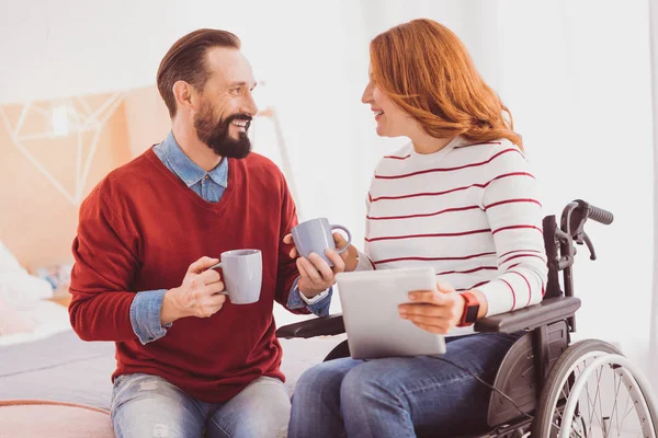 Positivo deleitado mujer tomando taza —  Fotos de Stock