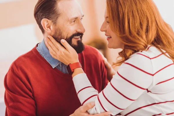 Retrato de mujer feliz que demuestra su amor — Foto de Stock