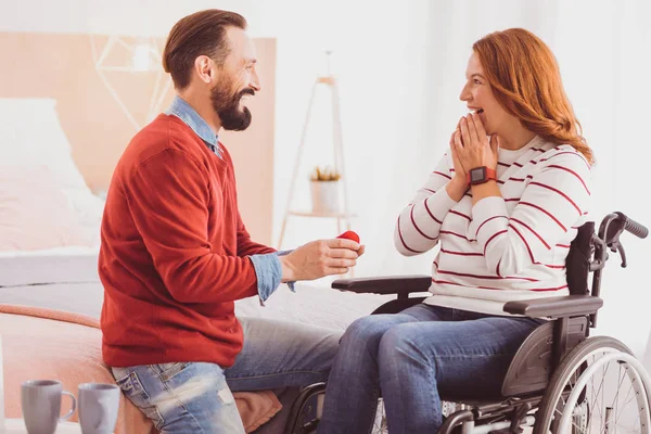 Alegre morena hombre proponiendo matrimonio a su novia — Foto de Stock