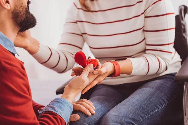 Primer plano de las manos femeninas que tocan a su novio — Foto de Stock