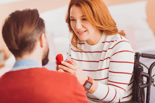 Positivo encantado hembra tomando caja roja — Foto de Stock