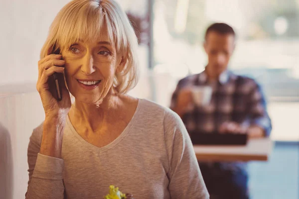 Ηλικιωμένη γυναίκα μιλάμε στο τηλέφωνο για καφέ σε κοντινό πλάνο — Φωτογραφία Αρχείου