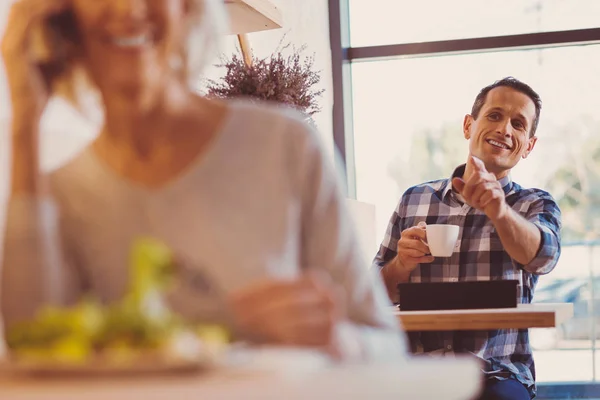 Glad man ringer upp en servitör och be om påfyllning — Stockfoto