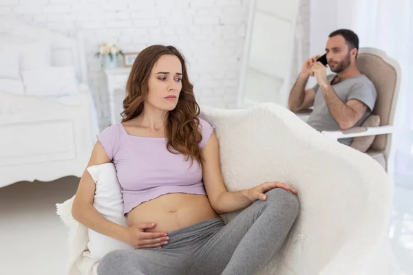 Triste mulher grávida tomando ofensa — Fotografia de Stock