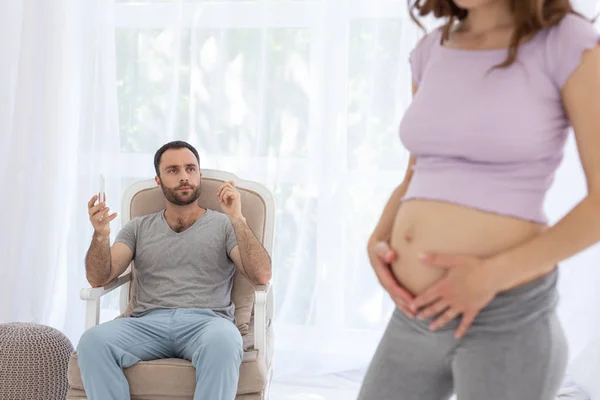 Hombre guapo admirando a la mujer embarazada —  Fotos de Stock