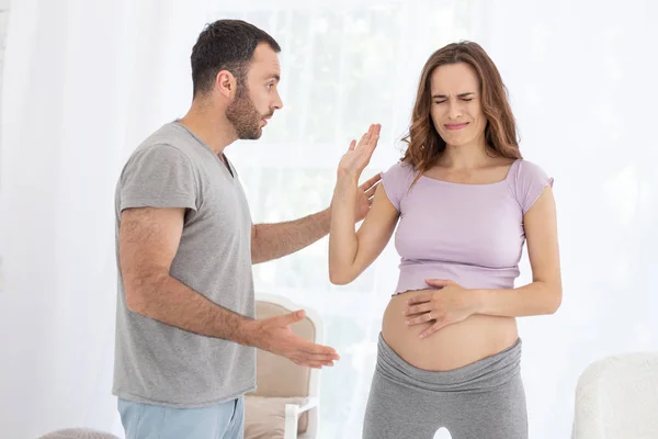 Ongelukkige man en zwangere vrouw vechtpartijen — Stockfoto