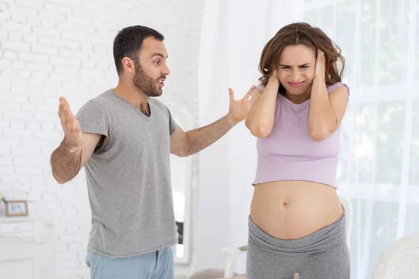 Dissatisfied man and pregnant woman splitting — Stock Photo, Image