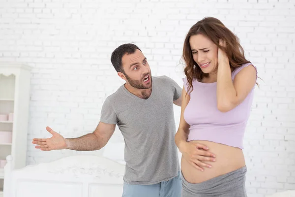 Homem louco gritando com mulher grávida — Fotografia de Stock