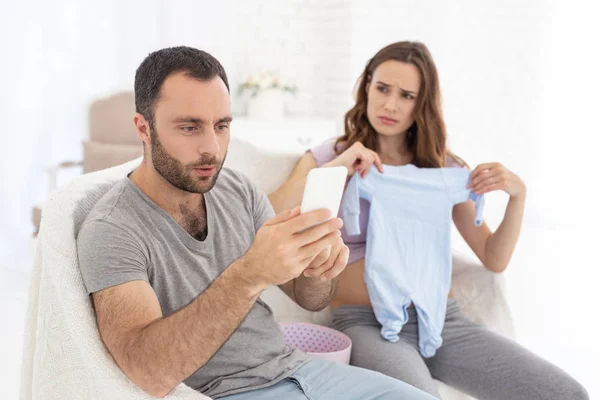 Homme concentré ignorant la femme enceinte — Photo